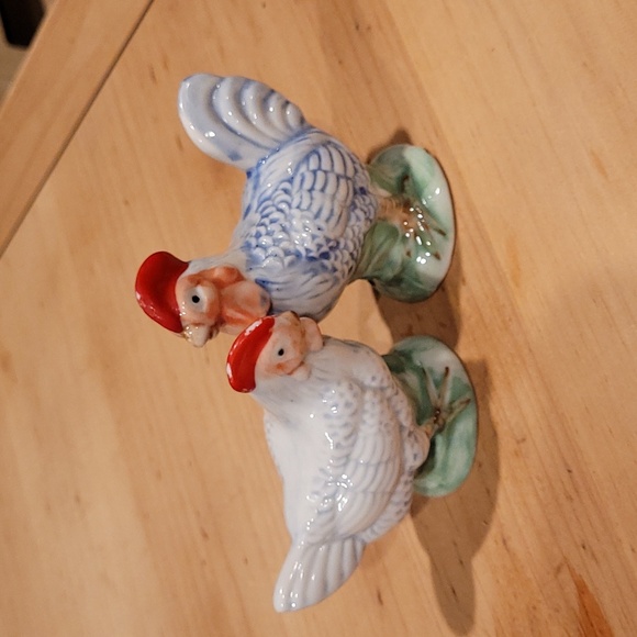 Ceramic Rooster & Hen salt & pepper shakers. - Picture 2 of 5